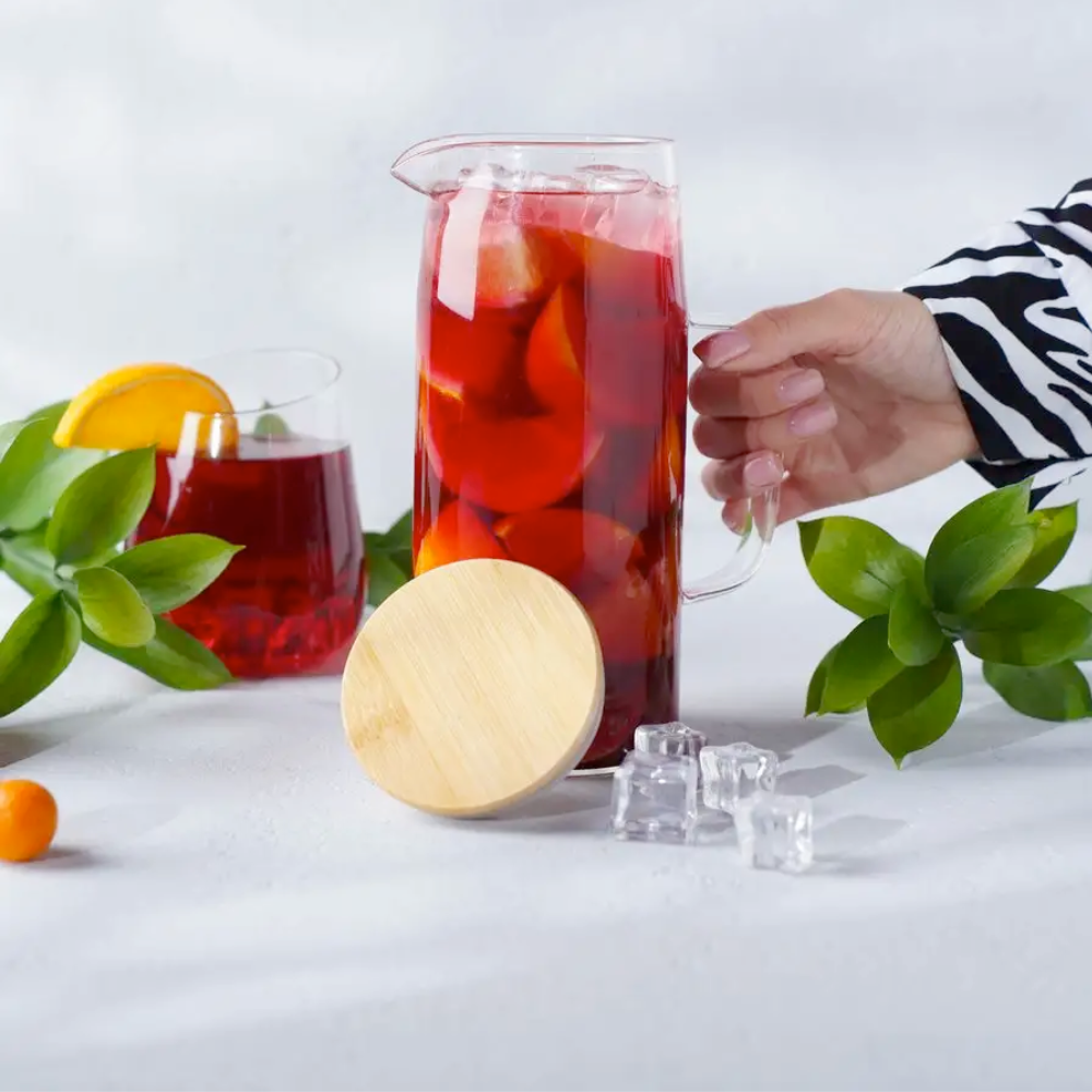 Carafa Pentru Apa din sticla borosilicată Koken, recipient cu Capac din bambus si otel inoxidabil, Ulcior 26 x 8,5 cm, 1500ml, Transparent/Lemn