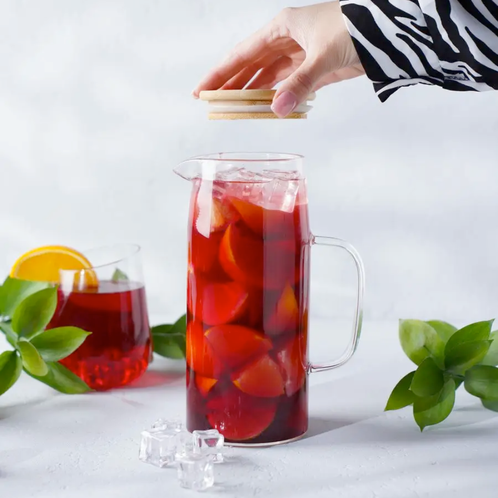 Carafa Pentru Apa din sticla borosilicată Koken, recipient cu Capac din bambus si otel inoxidabil, Ulcior 26 x 8,5 cm, 1500ml, Transparent/Lemn