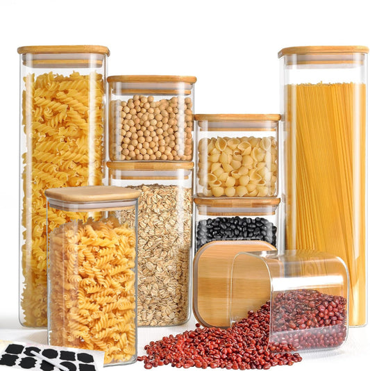 Creează-ți propriul set de recipiente din sticlă borosilicată, de dimensiuni diverse, cu capace etanșe din bambus, Koken – soluția perfectă pentru depozitarea elegantă și sigură a alimentelor uscate și cerealelor.