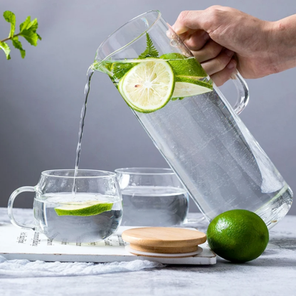 Carafa Pentru Apa din sticla borosilicată Koken, recipient cu Capac din bambus si otel inoxidabil, Ulcior 26 x 8,5 cm, 1500ml, Transparent/Lemn