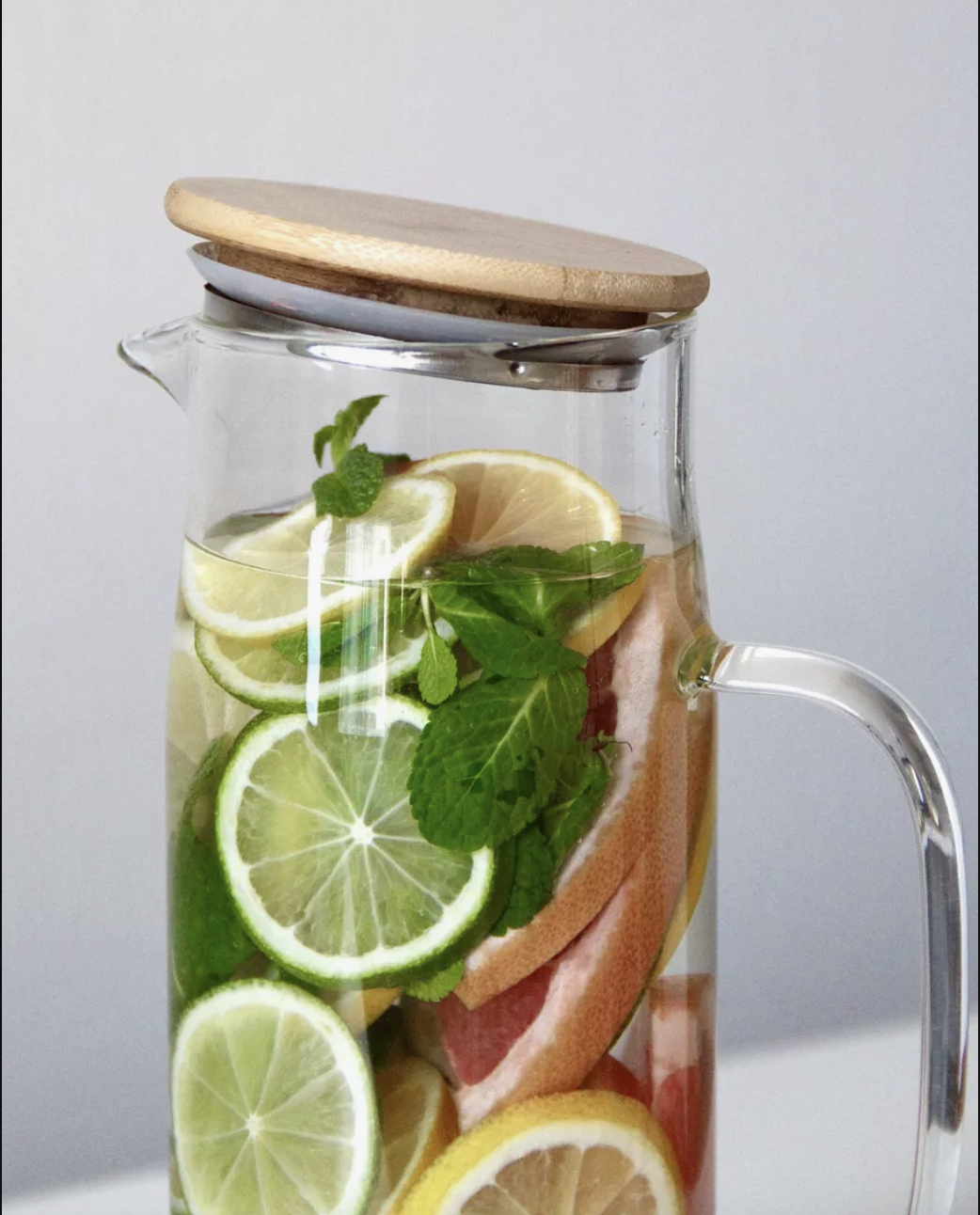 Carafa Pentru Apa din sticla borosilicată Koken, recipient cu Capac din bambus si otel inoxidabil, Ulcior 26 x 8,5 cm, 1500ml, Transparent/Lemn