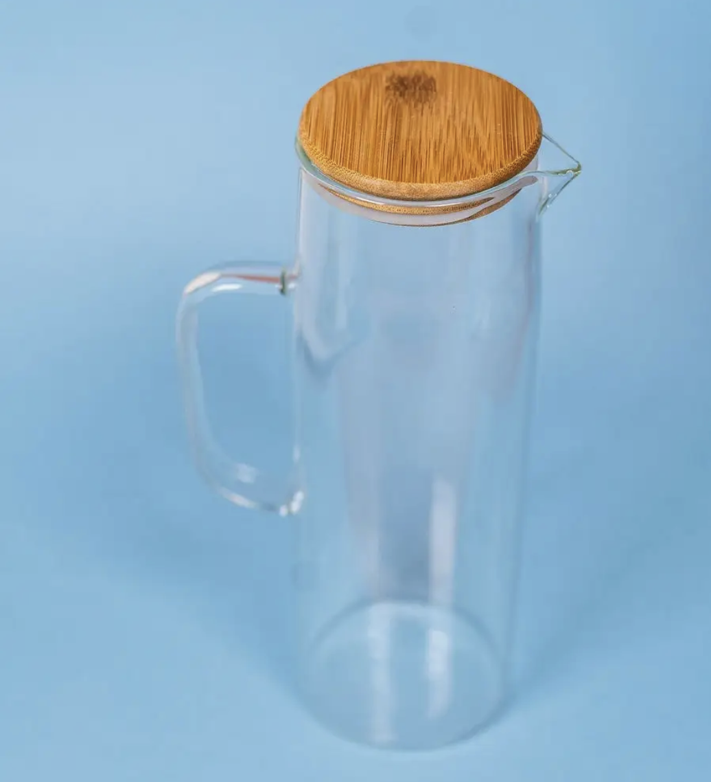 Carafa Pentru Apa din sticla borosilicată Koken, recipient cu Capac din bambus si otel inoxidabil, Ulcior 26 x 8,5 cm, 1500ml, Transparent/Lemn